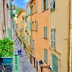 Le Rue Longue Apartment *